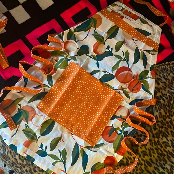 Handmade “Feelin Peachy” Apron 🍑 - Picture 6 of 12